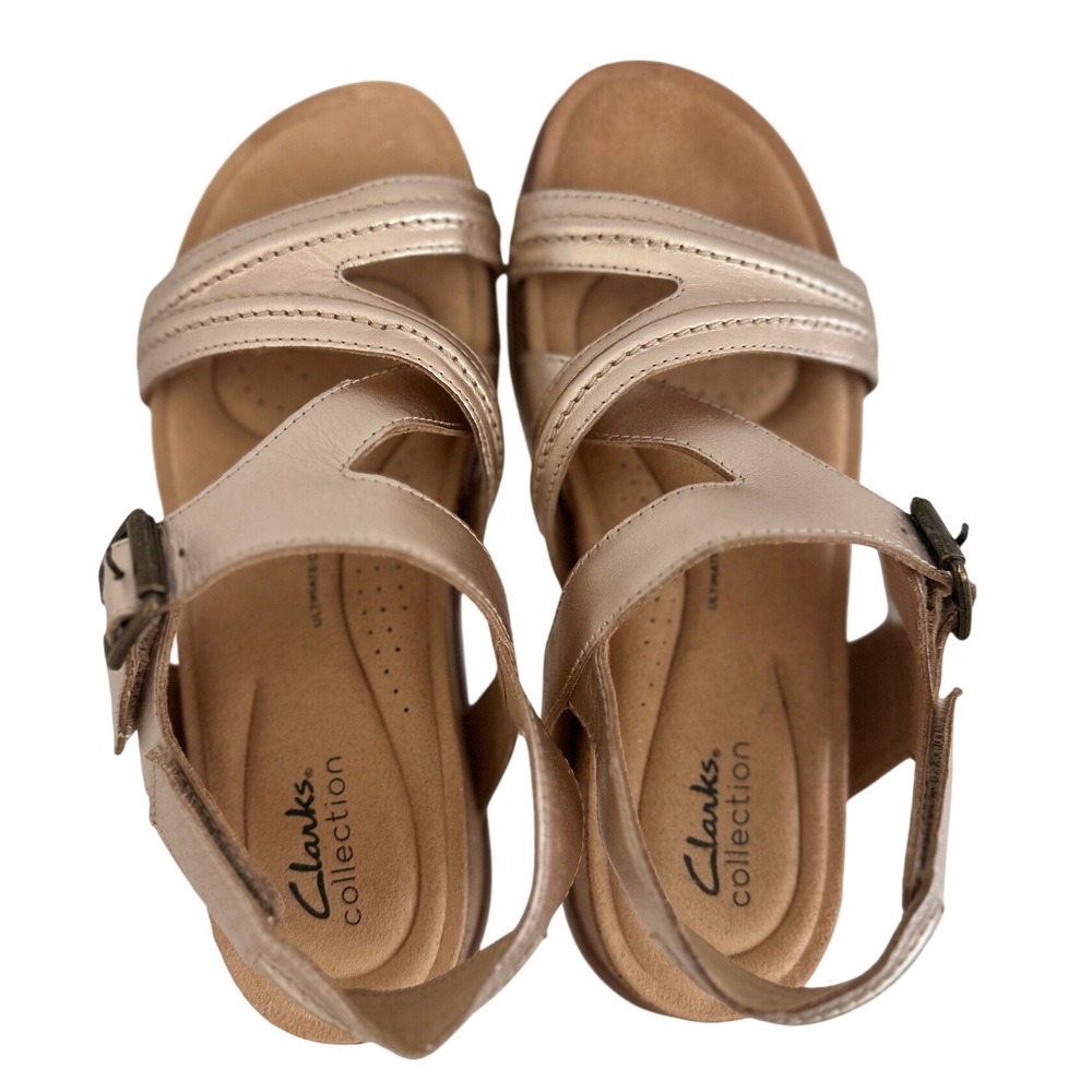 Clarks Collection Sandals‎ Women 8 Gold Excellent Strappy Metallic Wedge Comfort